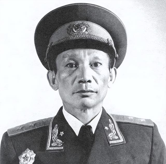 李德生上任北京军区司令员，头天上班便说：我先到副司令那报个到
