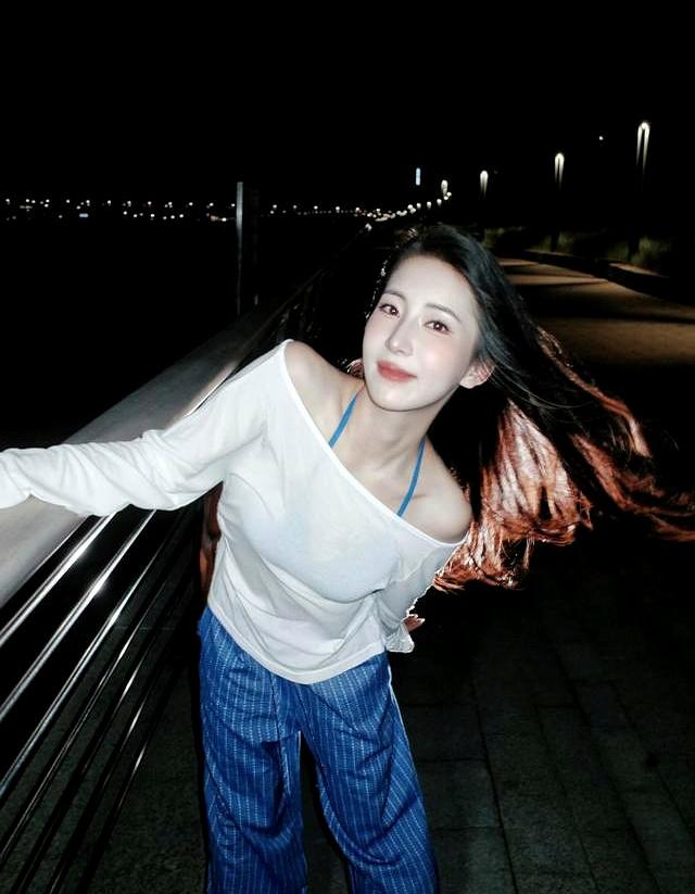 夜海风情：露肩与条纹的随性潮搭