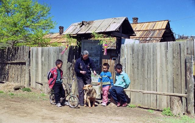帮美女邻居抓老鼠，我钻进床下，却发现了一地的“玩具”