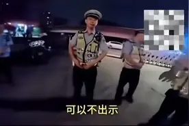 热点事件背后的行政法问题-出示执法身份证证件图片