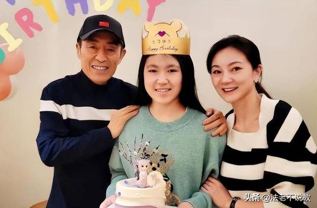 恩爱25年抵不过残酷现实，74岁张艺谋年老色衰，43岁陈婷花样年华
