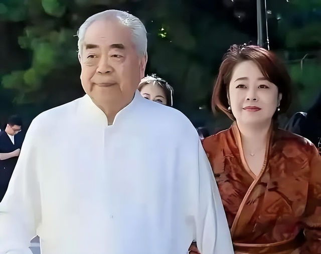 和朋友妻子偷情10年，北京庄园让给继子，难怪范曾亲女儿撕破脸