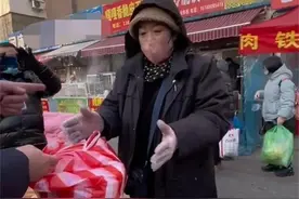 沈阳含泪买鱿鱼后续，女摊贩恐被重罚，这次摔碗的人，锅真被砸了图片