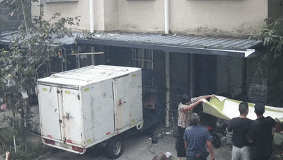 危险！女孩悬在三楼窗外！