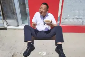 你敢相信他身价70亿？胖东来老板蹲在墙根吃面条，看着像一个乞丐图片