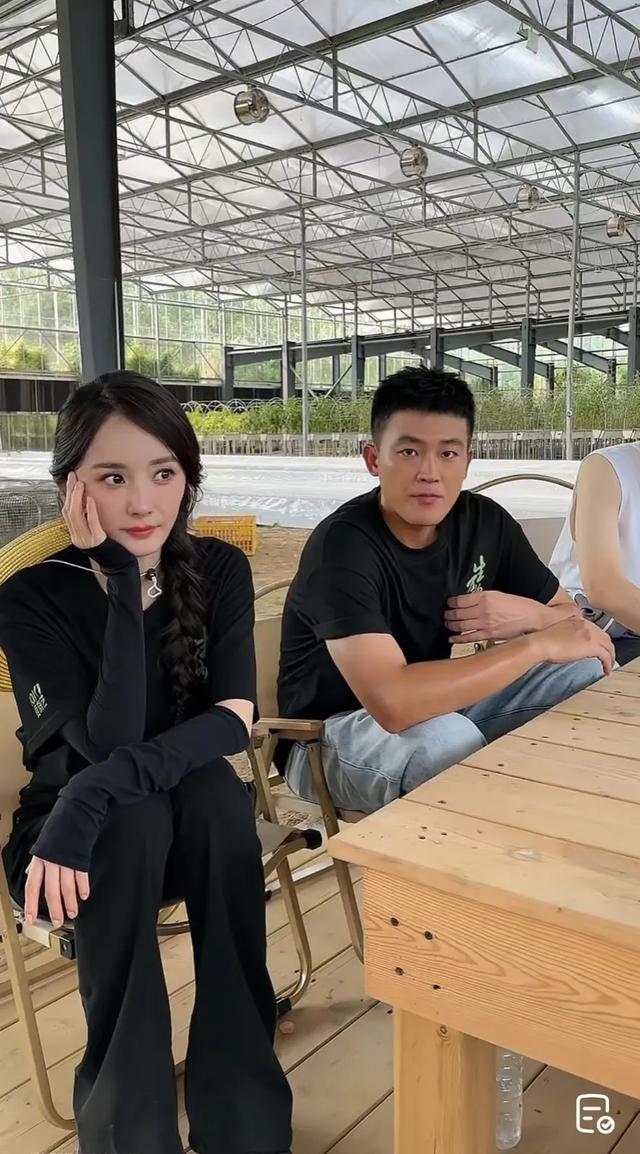 欧豪和杨幂现身菜园子，杨幂打扮好漂亮，欧豪比其他人更像农民