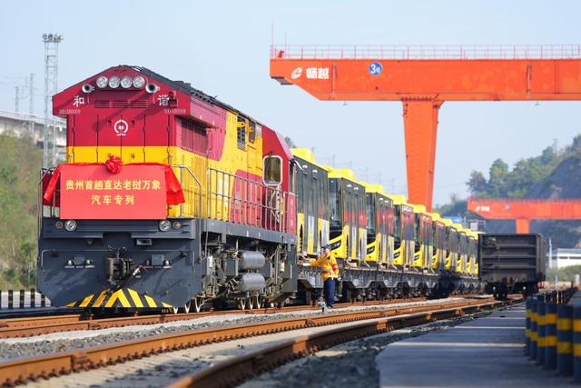 8大部门出拳，打破美元收割局，21招盘活大西部	，人民币亮剑！