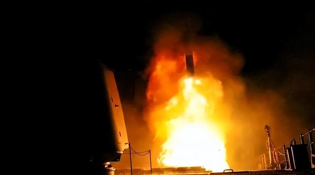 死伤不明！美军再次不宣而战，20架战机投下近百炸弹