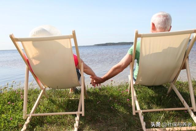退休后把钱花在旅行上，和把钱省给医院的老人，10年后两种人生
