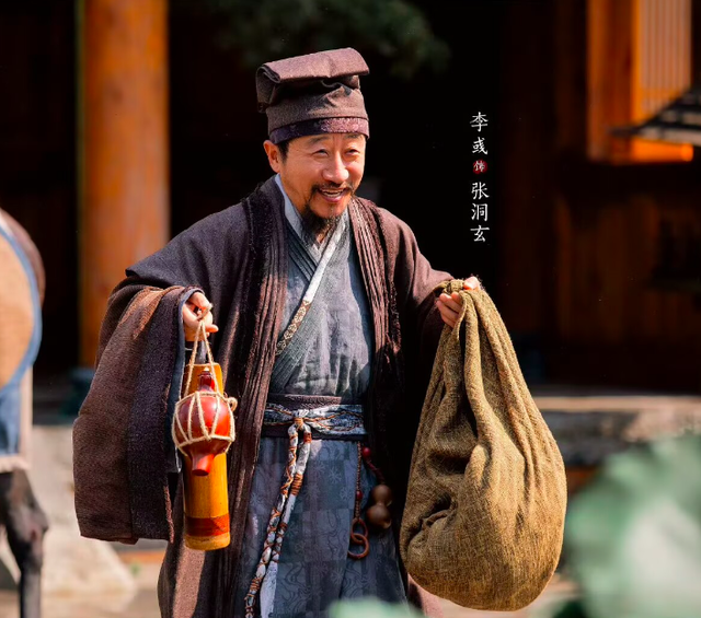 李保田54岁儿子中年叛逆，纹花臂打耳钉戴佛珠，回应：父在不留须