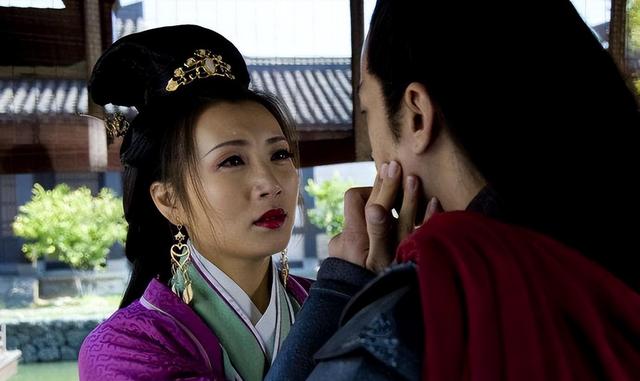 新三国“搞笑名场面”，曹操刘备上榜，吕布堪称“整活儿王”