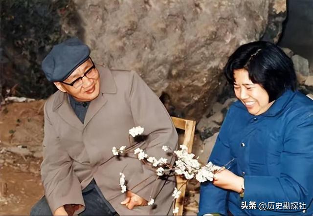 毛岸青81岁生日时的全家福，两个妹妹前来贺寿，儿媳刘滨体贴蹲着