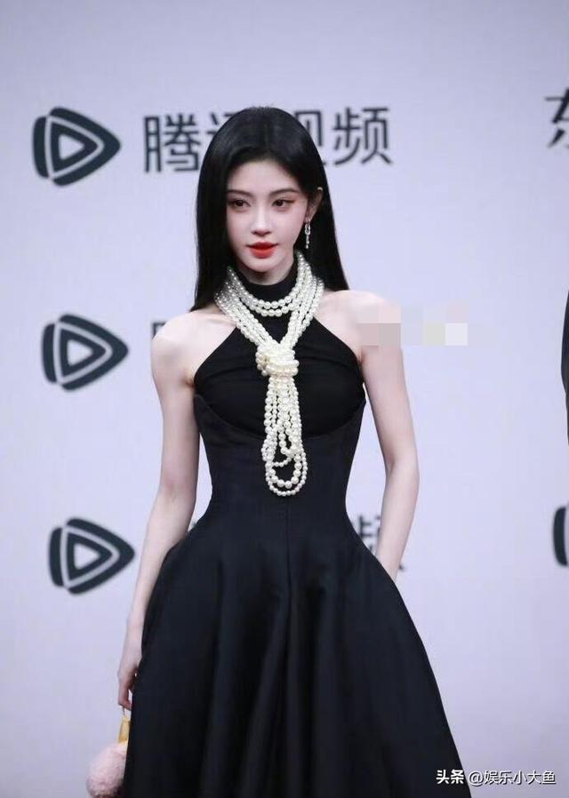 鞠婧祎出席星光大赏活动，黑色露肩长裙配珍珠项链，腰肢纤细好美