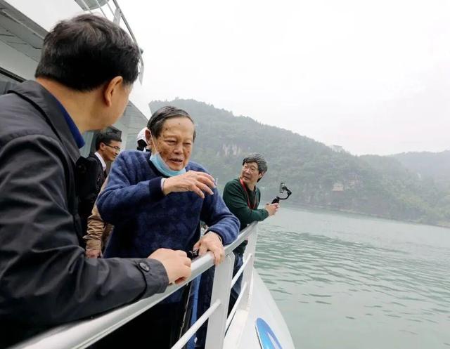 大师逝世，宜昌导游深情回忆，曾在三峡接待大师一行