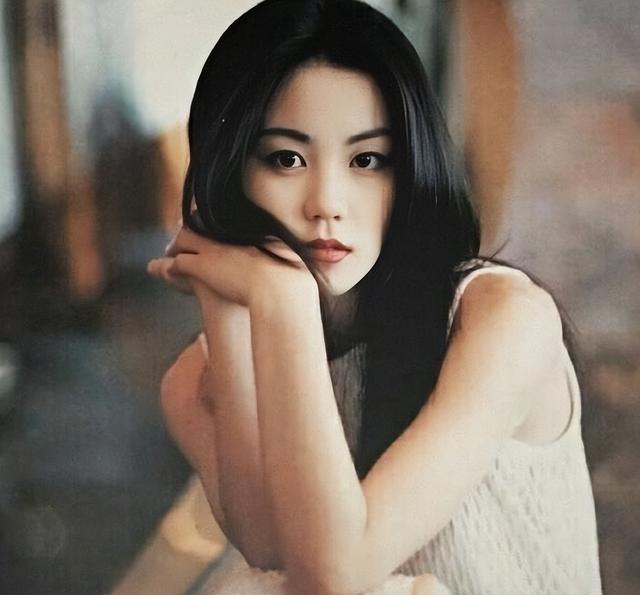 官方发文	，高调官宣56岁王菲喜讯，让谢霆锋和整个娱乐圈沉默了