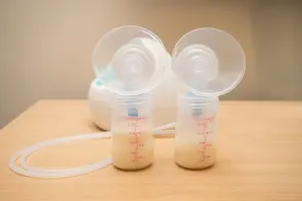 今天真的被惊到了，楼下有人借母乳，说电焊闪到眼睛了，擦点能好图片