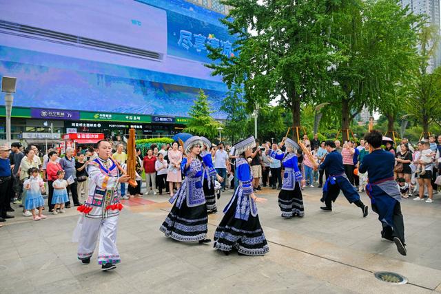“来宜泸 耍一路”！宜宾、泸州来渝广发邀请函 “房车巡游快闪”燃动山城
