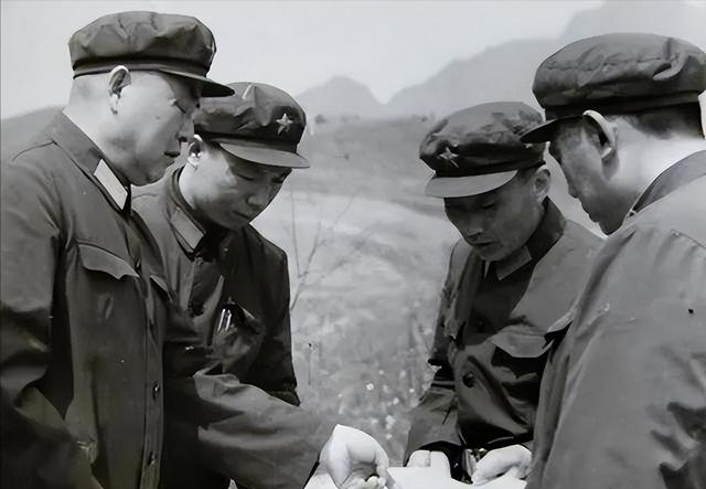 李德生刚上任北京军区司令，就对秘书说：我先到副司令员那报个到