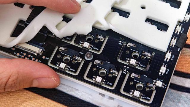 雷柏V700DIY-98拆解：7层消音+凯华定制快银轴，机械键盘卷疯了！