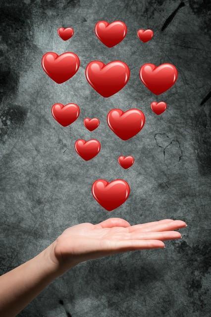 重庆献血车开进中学惹争议	，教育局称 不知情 18岁高三生该不该献血