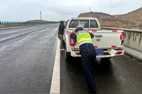 山西高速交警五支队：雨中守护！高速交警暖心救助故障车辆 | 交警正能量图片