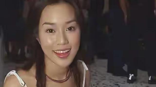 她14岁已是“人间尤物”， 被首富看中花10亿娶回家， 8年生了四胎