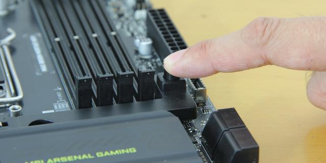 微星刀锋300R+9800X3D+B850迫击炮：黑武士装机方案深度解析