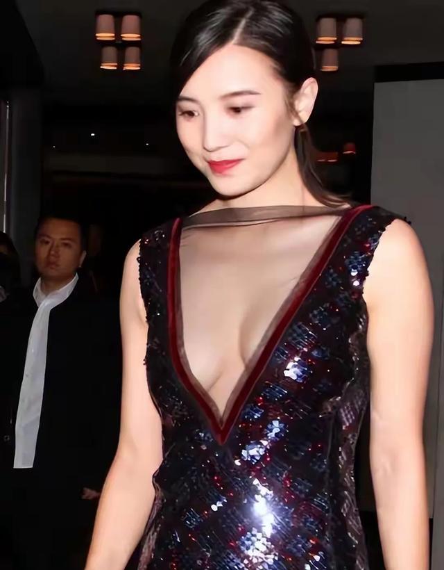 被张颂文捏胸，和胡军车震，情史混乱的她，43岁靠实力洗白