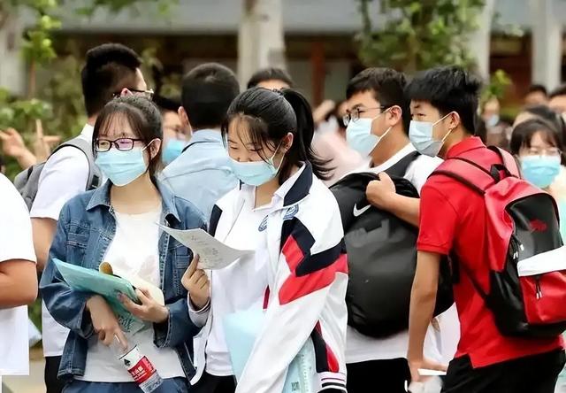 “不录取又何必羞辱我”！女孩被云南大学3字劝退，瞬间破防大哭