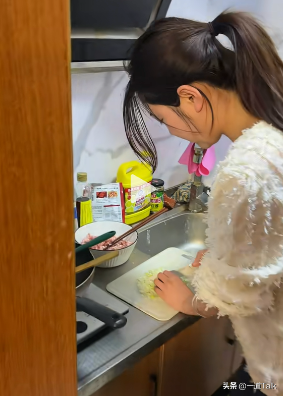 天津小伙接29岁离婚表嫂同居后续：表嫂正脸照流出 曝更多离婚内幕