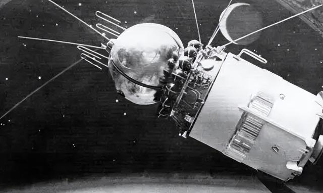 1958年苏联卫星脱轨，预计坠落中国，钱学森凭一道火光算出坠毁点