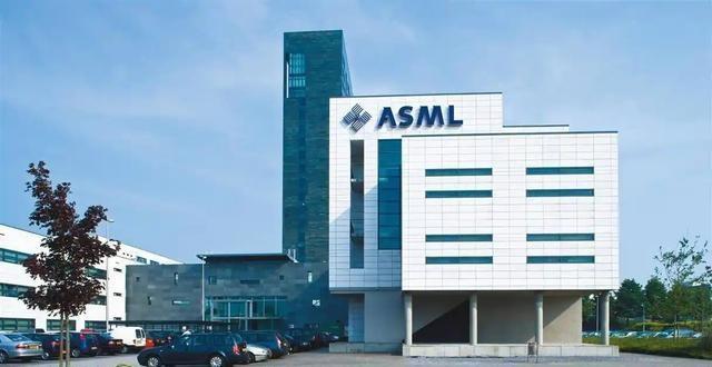 荷兰真急了？阿斯麦表达搬离态度，俄媒：光刻机卖不卖中国成关键