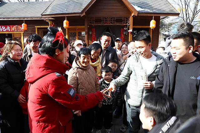 千名京津冀游客在振兴小镇沉浸式过大年