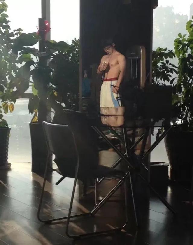 北京医生竟然是肌肉猛男！？脱下工作服之后，女网友纷纷求打针！