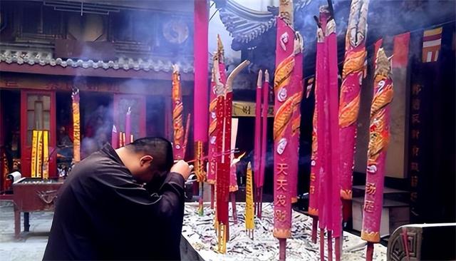 揭秘尼姑庵的黑暗面：尼姑平均年龄不到25，香客人来人往究竟为何