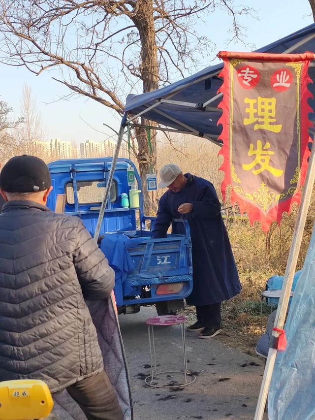 记录德州:岔河河堤上的大集,人山人海,异常热闹