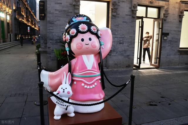 太原钟楼街各式卡通雕塑惹人爱