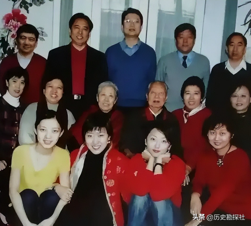 1961年，华国锋一家六口的合影，40岁的他长相周正，妻子端庄贤惠