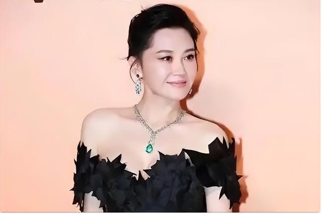 她一生 “风流成性、老少通吃”，撩汉无数，现如今56岁却依旧单身