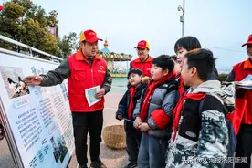 蛇能爬上铁塔觅食幼鸟，国网嵩县供电公司出妙招既护线爱鸟还防蛇图片