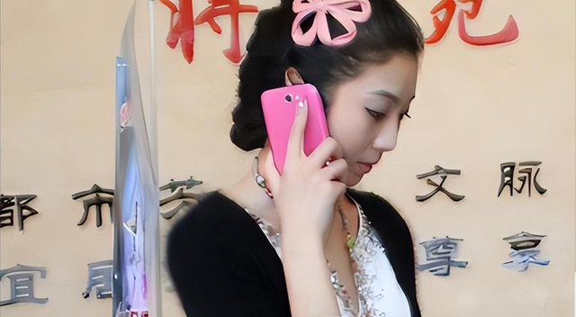 山东美女50万购英国男精子生下三胞胎，七年过去了，她的现状如何