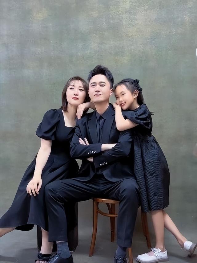 因长相太出众被传私生活混乱，为家庭离开央视的张蕾，如今怎样？