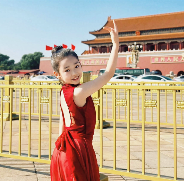 国庆董璇女儿小酒窝，一袭红裙在正阳门前起舞	，祝福祖国生日快乐