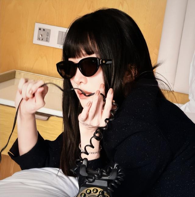 比整容还离谱！39岁江疏影现身活动，脸僵似硅胶，造型丑到认不出