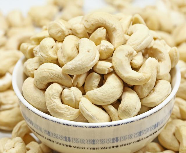 腰果是富硒食物？医生再次提醒：甲状腺不好，要常吃这3种食物