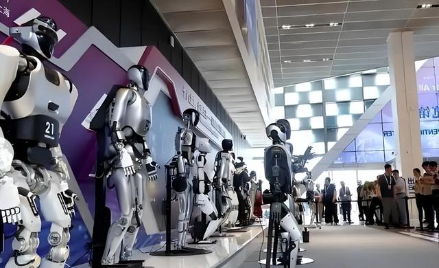 港媒：美国开始急了？多家科技巨头联手呼吁，直指中国机器人产业