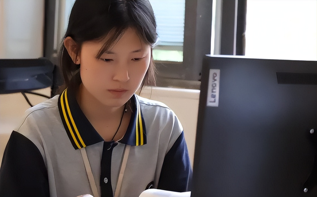 姜萍现状如何？一家不知去向，新学期未返校，疑似某服装厂打工