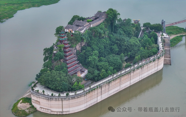 重庆忠县有座400年古寨，随水位变身，被称为长江上的变形金刚