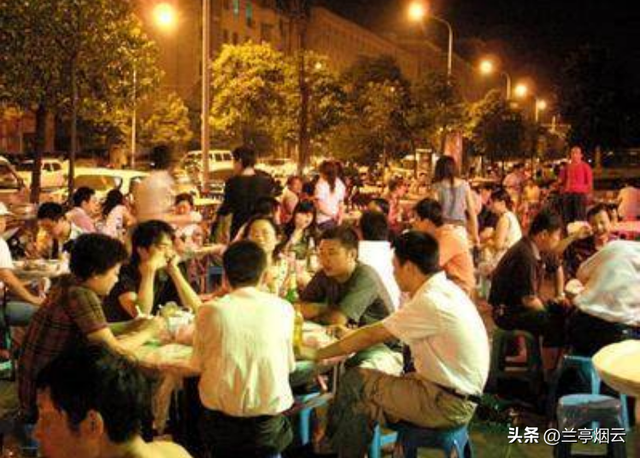 男子入狱15年无一人探视，以为家破人亡，出狱回家后泪流满面