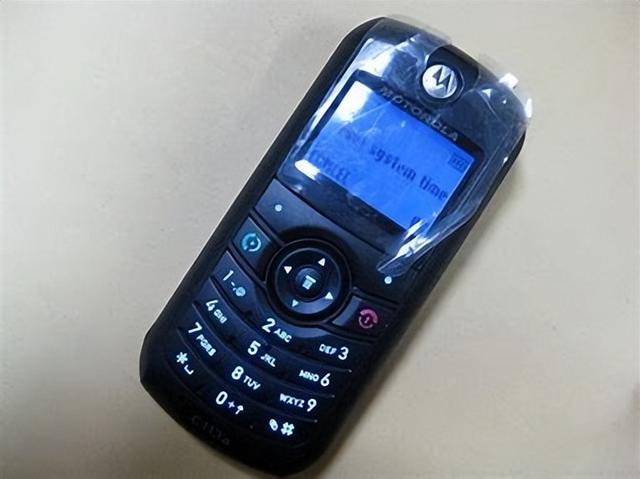 通信历史连载842-世界第一部穷人买的起的手机Moto C113a-2005年